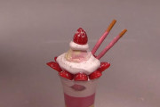 海外「まるで本物！」ミニチュアいちごパフェ作りに感動