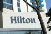 宿泊客「自分の部屋に入れないんだけど!?」ヒルトンホテルの全従業員が立ち去り、警官が受付に立つ異常事態に