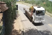 【動画】固縛は大事。自分の積荷に大怪我を負わされたトラック運転手。