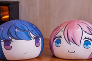 《ゆるキャン△》びっぐもちぷちまるっこソファクッション「なでしこ」「リン」予約開始！貴方の日々の疲れを癒してくれます