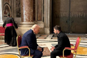 【画像】トランプ大統領とゼレンシキー大統領、ローマ教皇の葬儀の場で膝突き合わせて話し合いしてしまう