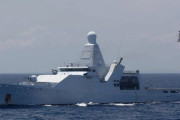イギリス海軍のリンクス哨戒ヘリが、オランダ海軍ホラント級哨戒艦に着艦！