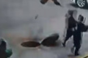【動画】 マンホールに爆竹を投げ入れた子ども、2mくらい吹っ飛ぶ
