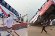 【動画】バングラデシュでバスが川に転落して23人が亡くなった事故。