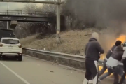 【救出劇】ミネソタ州の高速道路で事故に遭った車が炎上→ 通りかかった人たちが燃えさかる車の中から運転手を救出