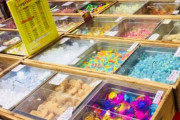 小学校の近くでBBAがやってる駄菓子屋ｗｗｗ