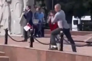 海外「ロシアのイベントでロシア国歌が流れるスピーカーを押し倒す男」