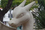 「ブラジルにはポケモンの彫像が置かれた街がある…誰が置いたかは不明」