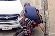 ひったくり犯のバイク乗りに体当たりをする車…感心する点が多過ぎて混乱する人が続出する
