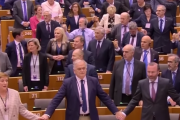 イギリス「僕たち私たちはEUを卒業します！！」 EU議会で蛍の光を歌い上げる感動の卒業式が行われる