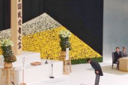 安倍首相「令和となって初めての終戦の日にあたり、すべての戦没者の御霊の御前にあって、御霊安かれと、心より、お祈り申し上げました」