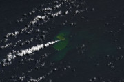 太平洋に小さな島が出現、トンガの海底火山噴火…NASA！