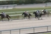 【動画】 京都2R、先頭のチャーチモードがゴール前で突然飛び上がり鮫島克駿が落馬・・ 場内騒然