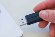 【オンラインorUSB】USBメモリを使うのは時代遅れ？紛失リスクが高いのに物理ストレージを使い続ける意味とは？