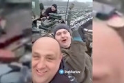 ロシア軍の戦車を手に入れて楽しそうに乗り回すウクライナ人たち。運転できるんだｗｗ