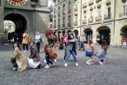 【動画】TWICEさんが海外の観光地で急に踊り出した結果