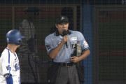 球審「投球が捕手のプロテクターに挟まりましたので、走者を一つずつ進塁させます」