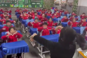 【動画】中国の小学校では授業中に運動を実施します