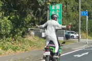 【衝撃】高知・南国市でバイク2ケツ＆立ち乗り！片手に「ウイスキーボトル？」の危険行為