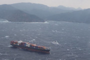 現代重工業建造の大型コンテナ船が機関故障でエンジン停止ししため漂流、島根・隠岐の島まで800メートル！