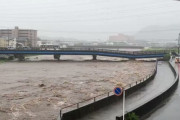 【大雨】静岡県民、増水で崩れそうな橋を渡りまくる