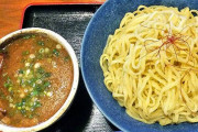 【画像】ラーメンとかに乗ってる「赤い糸」って要らねえよな