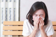 彼女のくしゃみと欠伸がいちいち大声でやかましい。歩いてても電車乗ってても店の中でもそれで頭に何か障害でもあるんじゃないかと最近思うようになってきた