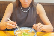 【恋愛】彼女が飯食うの遅すぎて一緒に外食できない