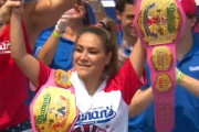 NYホットドッグ早食い大会、須藤美貴さんが10回目の優勝！10分間で食べた数はなんとｗｗｗｗｗ