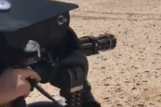 【動画】ガトリングガンを搭載したバイクの射撃動画が凄い…これ走行中撃ったらどうなるん？