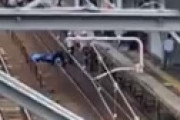 【動画】 琵琶湖線・膳所駅で人身事故　線路で倒れている人にブルーシートをかける瞬間が激撮される