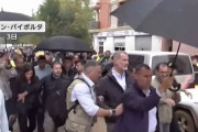 「帰れ！帰れ！人殺し！」スペイン国王が洪水の被災地訪問に住民が罵声連呼…国王一行に泥投げる