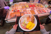 海外「この国にしかなさそうな光景」青森のユニークな魚市場での海鮮丼映像に驚き