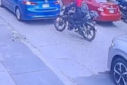 【なぞ】同じバイクに3回も衝突する車が撮影される。