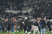 ＜フランスでまたも暴動…＞パリFCとリヨンのカップ戦で観客がなだれ込み中止！