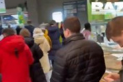 【動画】ロシア、ショッピングセンター内のATMに長蛇の列　ATMのお金が40分で無くなってしまう
