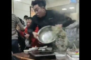【やりたい放題】中国人さん、レストランで大乱闘している動画が拡散されてしまう