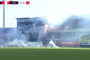 ◆悲報◆伊藤涼太郎に同点FKをATに決められたゲンクサポ、直後に二人目の退場で着火！発煙筒大量に投げ込み試合中断