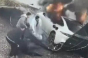 【動画】中国製電気自動車が事故で発火→電動ドアノブが開かず窓を割って救助…こりゃ機械式ドア義務化にもなるわ