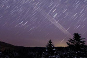 【悲報】星空撮影文化、終わる…テスラの衛星が空を埋め尽くす