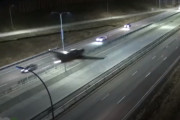 奇跡的にも負傷者ゼロ！小型飛行機が高速道路に緊急着陸する衝撃映像
