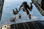【※ゾッ】スカイダイビング中、高度７０００ｍ辺りで変な人間を見た。めちゃくちゃビビった