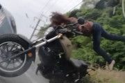 【千葉】バイク女子、クソ運転のプリウスにぶっ飛ばされる大事故に遭遇してしまう。