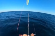 【動画】潮流に沖へと流されてしまった父娘の命を救ったカイトサーファー。