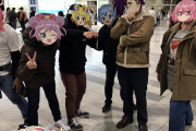 【画像】陰キャヲタク「公共の場でアニメのお面被ってたらバカウケやろなぁ……w」