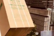 【動画】引っ越し業界、人手不足で1人でとんでもない物を運び始める