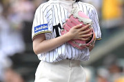 「まじ可愛すぎた！」甲子園登場の人気アイドルが魅せた“まさかの始球式”が話題！「球児が舞い降りたわ」「綺麗なフォームやったけど…」