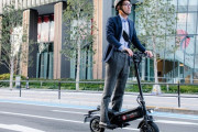 電動キックボード「明日から免許無しノーヘル20km/hまでOKです！w」