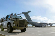 オーストラリアからウクライナ供与される防護機動車「ブッシュマスター」2両がヨーロッパの空港に到着！