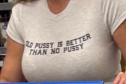 英語でとんでもないことが書いてあるTシャツを着てる女ｗｗｗｗ （※画像あり）